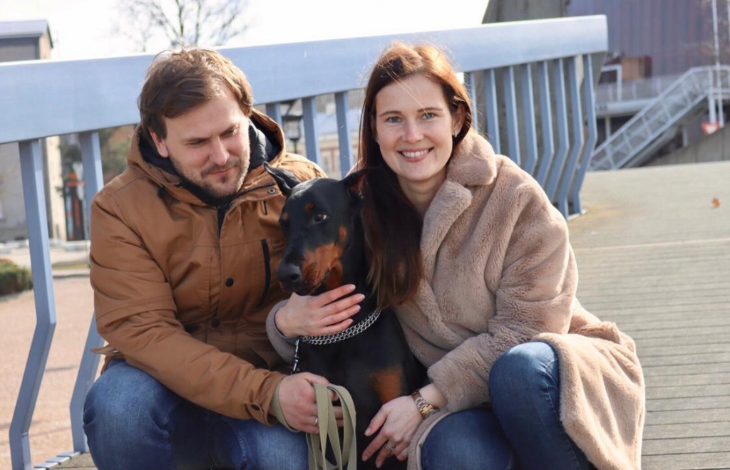 Par savām mājām Ance un Aivis Elstiņi sauc šarmanto vēju pilsētu Liepāju. Viņu sirds ir tik plaša, ka vietas tajā pietiek arī mājas mīlulim Gretai. Suns ikdienā ienes papildu prieku un jautrību.                                                                                                                                                                                             
Autors: NO PERSONĪGĀ ARHĪVA