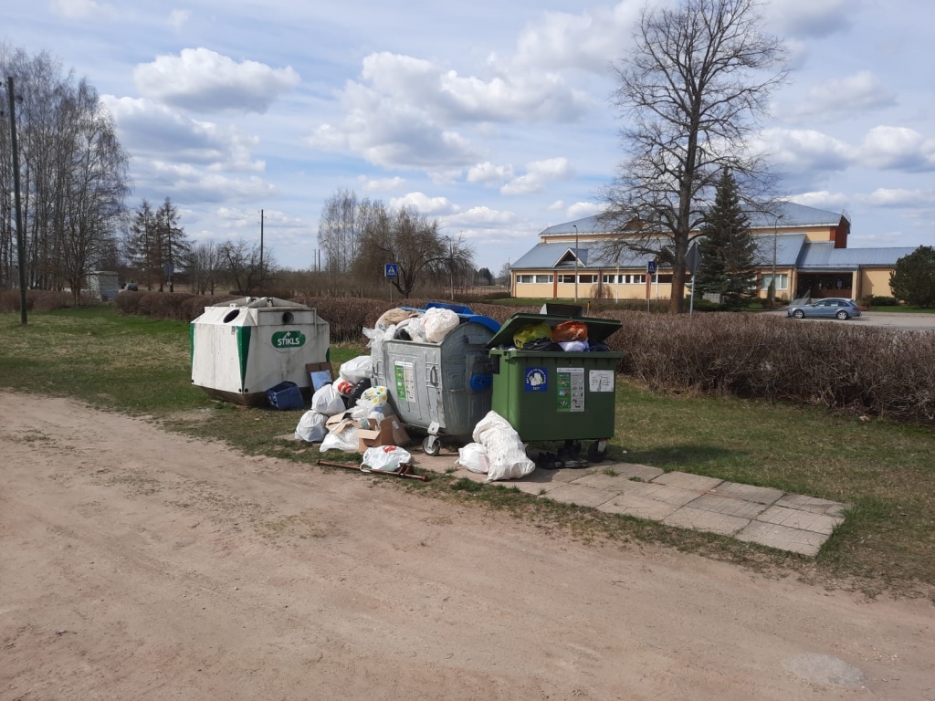 Daudzviet laukos ir atkritumu apsaimniekošanas uzņēmuma “ZAAO” uzstādītie eko punkti, kas ļauj iedzīvotājiem bez maksas atbrīvoties no makulatūras, stikla taras un plastmasas pudelēm. Bieži vien šie konteineri ir pārpildīti ne tikai ar tam paredzēto saturu, bet arī sadzīves atkritumiem, kā šajā gadījumā tas noticis Blomē. Nākamajā svētdienā iedzīvotājiem būs iespēja piedalīties akcijā, kurai nebūs limita.             
Autors: NO PERSONĪGĀ ARHĪVA