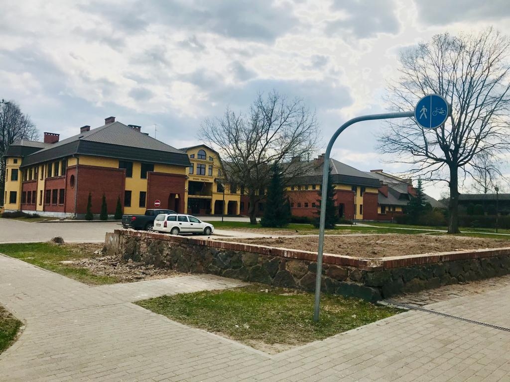 Šajā vietā Strenčos, Rīgas ielas malā, vēl nesen atradās pirms 111 gadiem uzcelts trīsstāvu koka nams, ko šogad demontēja, saglabājot pamatus.                                                                                                                             
Autors:  IVETA ENCE