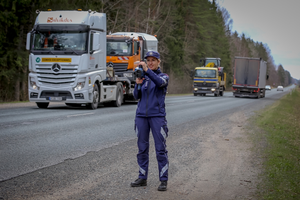 Ceturtdien Smiltenes pusē aizvadīts ātruma kontroles maratons. Uz autoceļa Smiltene–Gulbene VP VRP Kārtības policijas biroja Patruļpolicijas nodaļas Satiksmes uzraudzības rotas vecākā inspektore Jūlija Fanta-Aleksejeva izmantoja rokas videoradaru, kas taisnā ceļa posmā objektu ļauj fiksēt pat 1200 metru attālumā.                      
Autors: SANTA SINKA