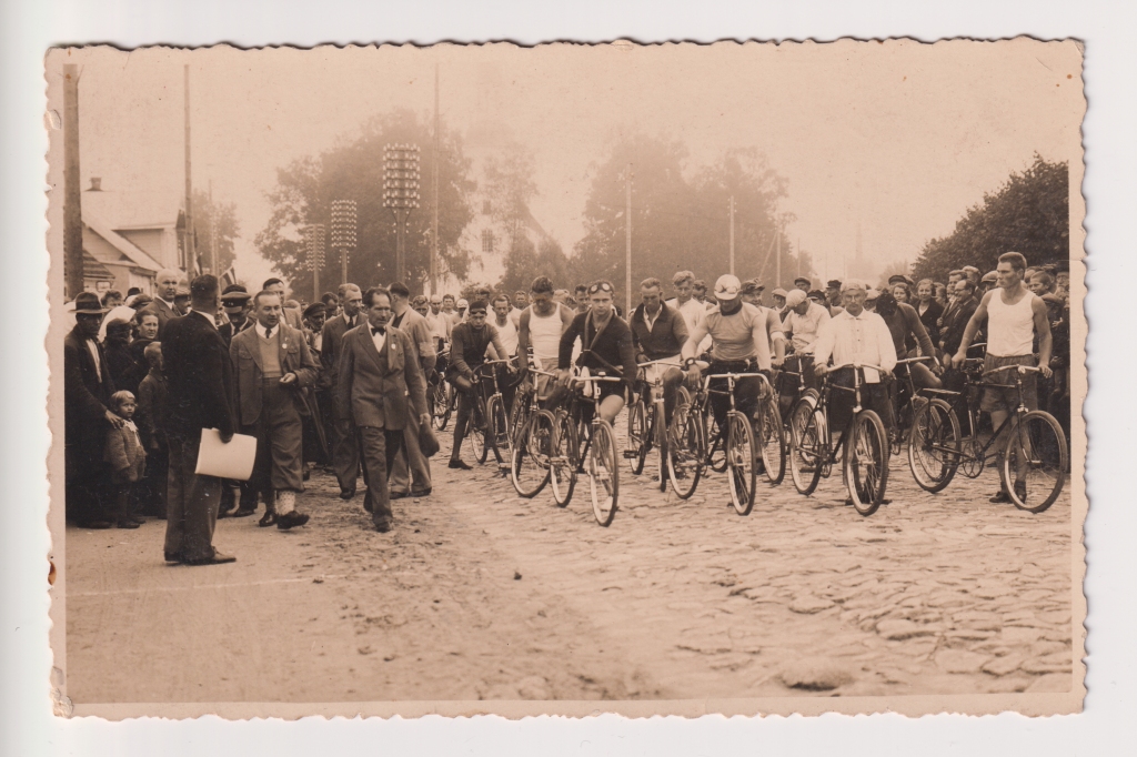 Visos laikos Valkā populāra ir bijusi riteņbraukšana. Pagājušā gadsimta trīsdesmitajos gados Valka tika iekļauta arī Vienības riteņbrauciena maršrutā. Attēlā – Vienības brauciena dalībnieki pie starta Valkā 1937. gadā.                                                                                                
Autors: R. Baltiņš