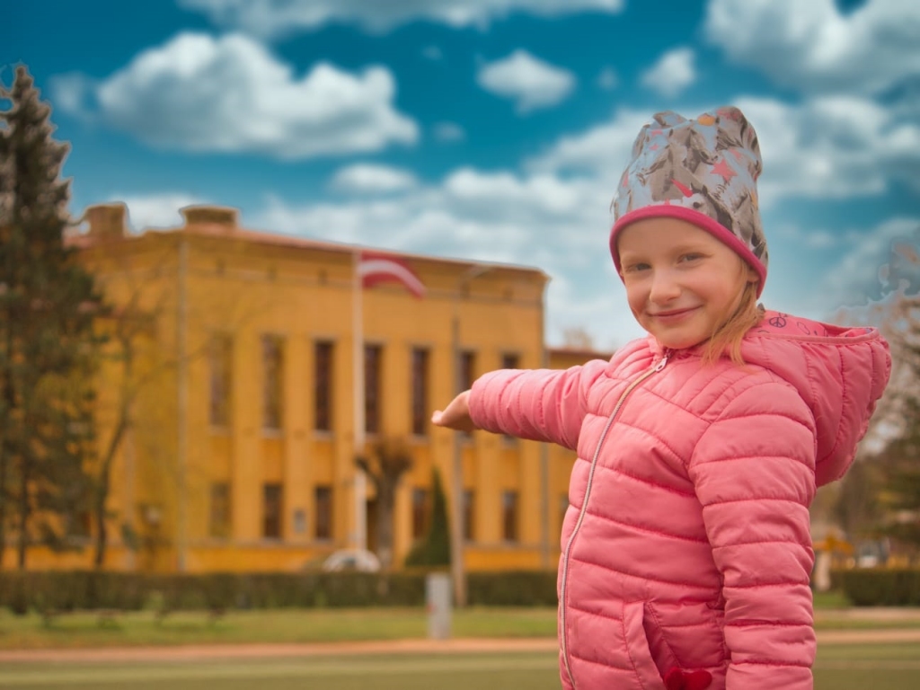 Piedalīties akcijā “Gaišie logi” valsts svētku vakarā, 4. maijā, īpaši uzrunātas ir kultūras iestādes, taču atsaukties un iedegt gaismu uz trijām stundām var arī skolas (attēlā – Smiltenes vidusskola), bibliotēkas, muzeji, citas iestādes, arī iedzīvotāji, – kas vien vēlas.                                                                                                                  
Autors: JĀNIS KRŪMIŅŠ