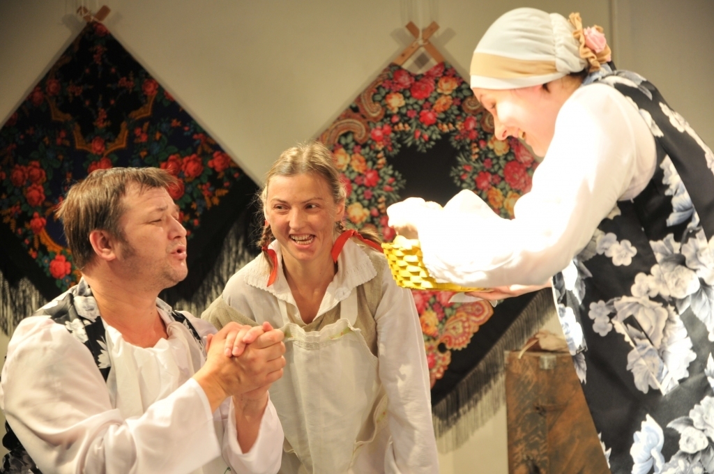 Skats no Valkas pilsētas teātra izrādes 