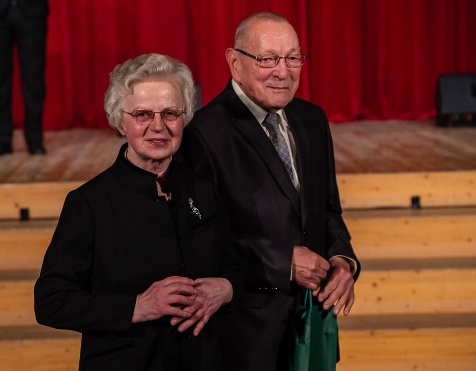 Smilteniešu ārsta traumatologa Viktora Vilka un medicīnas māsas Marutas Vilkas darbs pirms pāris gadiem tika novērtēts ar pašvaldības augstāko apbalvojumu. Uzzinot, ka šodien abi mediķi pacientus pieņem pēdējo darba dienu, smiltenieši vēlas viņiem vēlreiz pateikt publisku paldies.                                                                                                                                                                                                           
Autors: AGNIS MELDERIS 