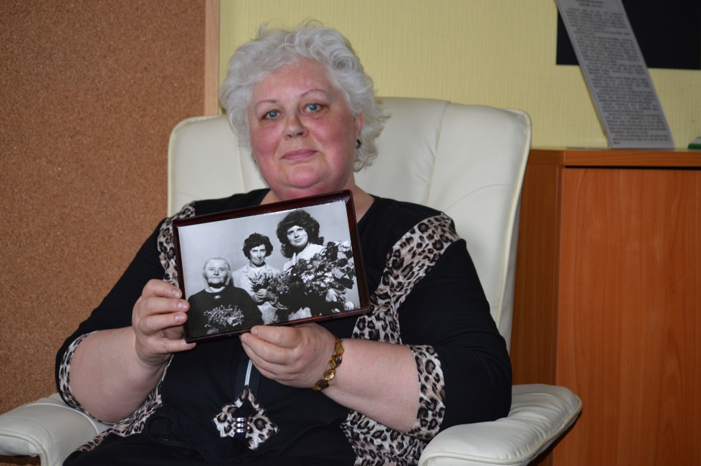 Trejmeitiņas –  tā pirmās Latvijas brīvvalsts laika Smiltenes iemūžinātāja fotogrāfa Arnolda Oskara Pirro mazmeita Inese Upmale teic par sevi, savu mammu Intu Vēciņu un savu vecmāmiņu Mildu Pirro, kas Inesei bija vismīļākais cilvēks pasaulē. Pirro dzimtas spēka stāsta kaldinātājas  bijušas arī sievietes – sievas, mātes, meitas.       
Autors: SANDRA PĒTERSONE