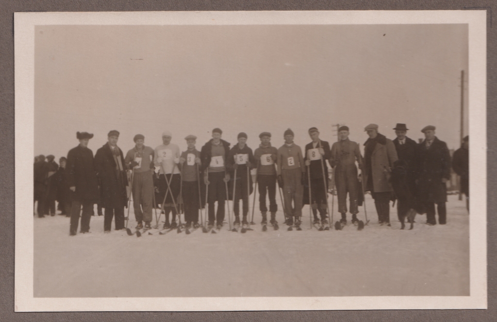 Slēpotāju sekciju pie Valkas Sporta biedrības izveidoja 1931. gadā, tomēr popularitāti slēpošana iekaroja tikai pēckara gados, kad Valkai bija arī vairāki PSRS sporta meistari.            
Autors: No Valkas novadpētniecības muzeja krājuma