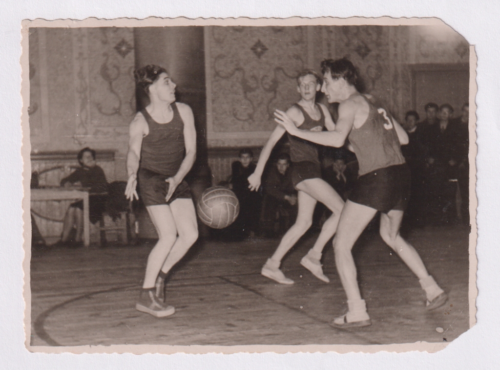 Basketbols Valkā populārs kļuva trīsdesmito gadu otrajā pusē, kad vasarās to spēlēja stadionā izveidotajā sporta spēļu laukumā, bet ziemās – kultūras nama zālē.                               
Autors: No Valkas novadpētniecības muzeja krājuma