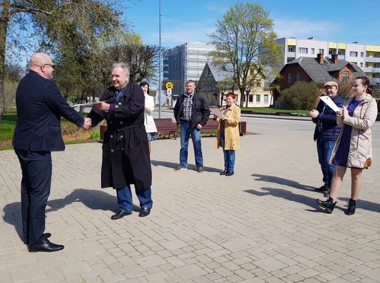 Valkas pilsētas teātra režisors no novada domes priekšsēdētāja Venta Armanda Kraukļa rokām saņēma nozīmīgus apbalvojumus, kā arī laba vēlējumus aizgājušajā 60 gadu jubilejā.                                                    