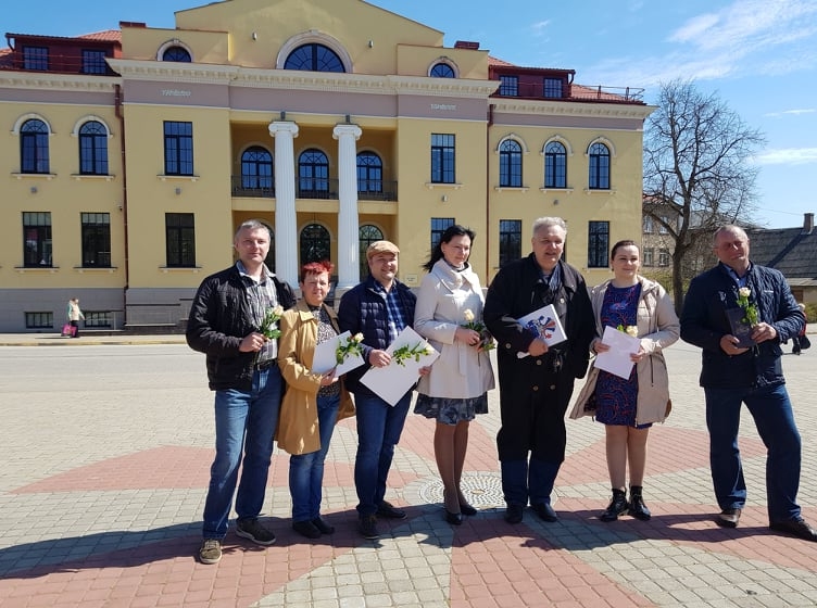 Šķiet, ka pati daba sveic Valkas pilsētas teātri nozīmīgā notikumā – 150 gadu jubilejā. Pēdējos gados, spēlējot uz skatuves, skatītājus rosina domāt un līdzi just vietējie aktieri – Juris Mencis (no kreisās), Daiga Putniņa, Vilis Daņilovs, Lāsma Engere, režisors Aivars Ikšelis, Jevgenija Kozlova un Aleksandrs Primaks. Fotografēšanas brīdī klāt nebija visi teātra kolektīva dalībnieki. 
Autors:  INGA KARPOVA