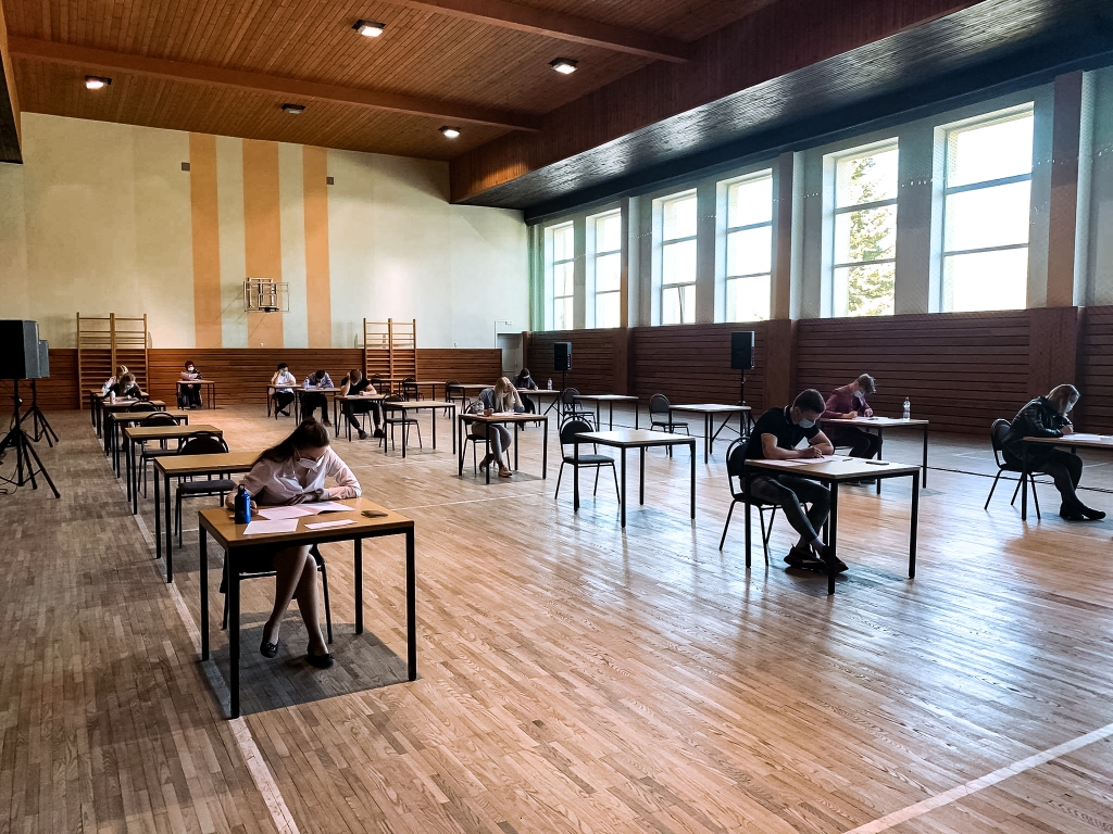 Valsts centralizēto eksāmenu angļu valodā klātienē kārto Smiltenes vidusskolas visi 12.a klases sko-lēni un divi no 12.b klases. 
Autors: Inga Upatniece