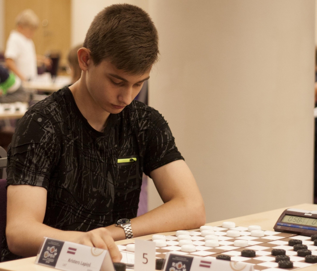 Jaunais talantīgais dambretists Kristers Lapiņš apliecinājis savu augsto līmeni dambretē arī laikā, kad klātienes sacensības nenotiek un tās aizstājuši turnīri tiešsaistē.                                                         
Autors: NO PERSONĪGĀ ARHĪVA