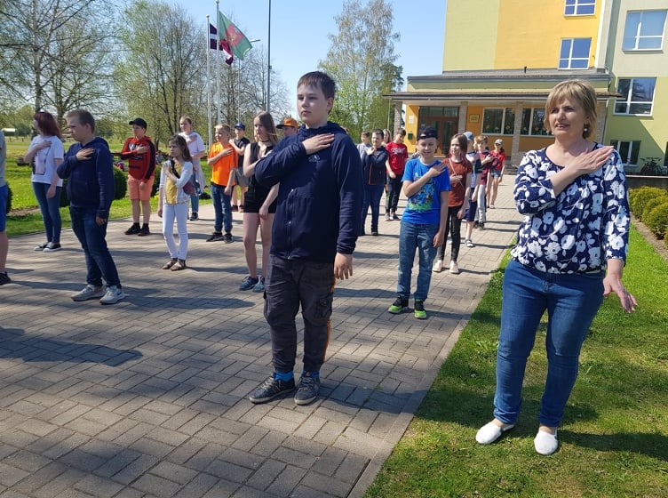 Saulaina pavasara diena ir īstā, lai Valkas Jāņa Cimzes ģimnāzijas 5. klašu skolēniem mūzikas stunda kopā ar skolotāju Ināru Vītolu (pirmā no labās) notiktu skolas plašajā pagalmā Ausekļa ielā 5.                             
Autors:  INGA KARPOVA