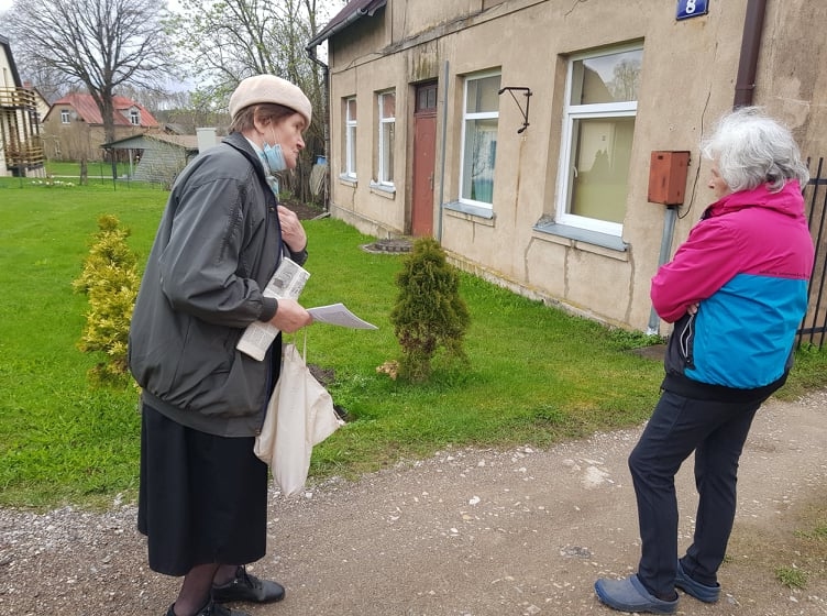 Valkas novada pašvaldības zemes, kur atrodas iekopts mazdārziņš, nomniece pensionāre Ilga Ābola uzskata, ka Tirgus ielas 8. privātās mājas īpašnieki – Rudzīšu ģimene – sava īpašuma priekšā nelikumīgi ierakuši cauruli, kas izraisījusi konfliktu starp kaimiņiem.                                                                                                               
Autors:  INGA KARPOVA