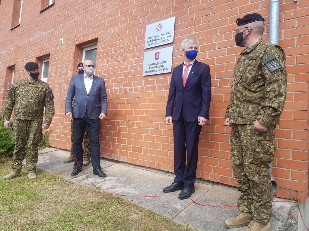 Vakar Valkā, Rūjienas ielā 3B, svinīgā pasākumā aizsardzības ministrs Artis Pabriks (otrais no labās), Valkas novada domes priekšsēdētājs Vents Armands Krauklis (otrais no kreisās), Zemessardzes 22. kaujas nodrošinājuma bataljona komandieris pulkvežleitnants Dmitrijs Oreškins (pirmais no labās) un bataljona 2. kājnieku rotas virsseržants Ingus Auziņš (pirmais no kreisās) atklāja Zemessardzes 22. kaujas nodrošinājuma bataljona jaunizveidoto rotas atbalsta punktu.                                                                                                                                                  
Autors:  INGA KARPOVA