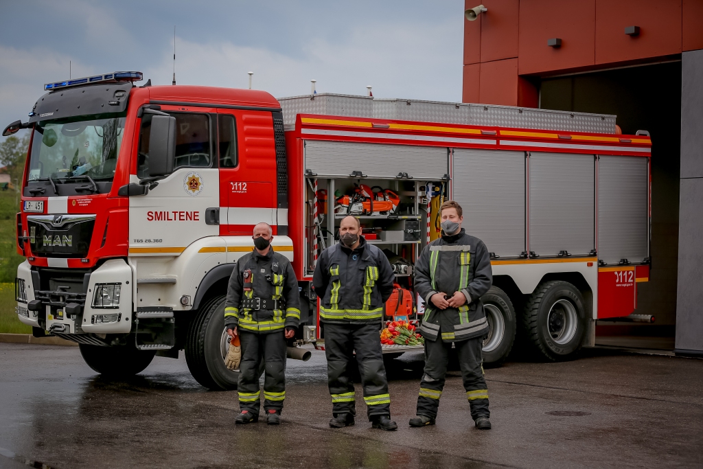 Pirmdien, 17. maijā, Valsts ugunsdzēsības un glābšanas dienests (VUGD) atzīmēja Ugunsdzēsēju un glābēju dienu, kā arī Ugunsdzēsībai Latvijā 156. gadadienu. Arī šogad, ņemot vērā epidemioloģisko situāciju valstī, dienests nerīkos tradicionālo Atvērto durvju dienu un plašus svinīgos apbalvošanas pasākumus, bet svinēs svētkus citādāk. Pirmo reizi šajos svētkos VUGD Smiltenes posteņa ugunsdzēsējiem glābējiem, kas tobrīd atradās maiņā, Smiltenes novada Kultūras centrs bija sarūpējis muzikālu sveicienu, savukārt ziedus un zīmējumu saviem varoņiem pasniedza Smiltenes bērnudārza “Pīlādzītis” Rūķu grupa, ievērojot valstī noteiktos epidemioloģiskos ierobežojumus.  Attēlā Ingus Krūmiņš (no kreisās), Aivars Bahurs un Klāvs Gulbis. 
Autors: SANTA SINKA