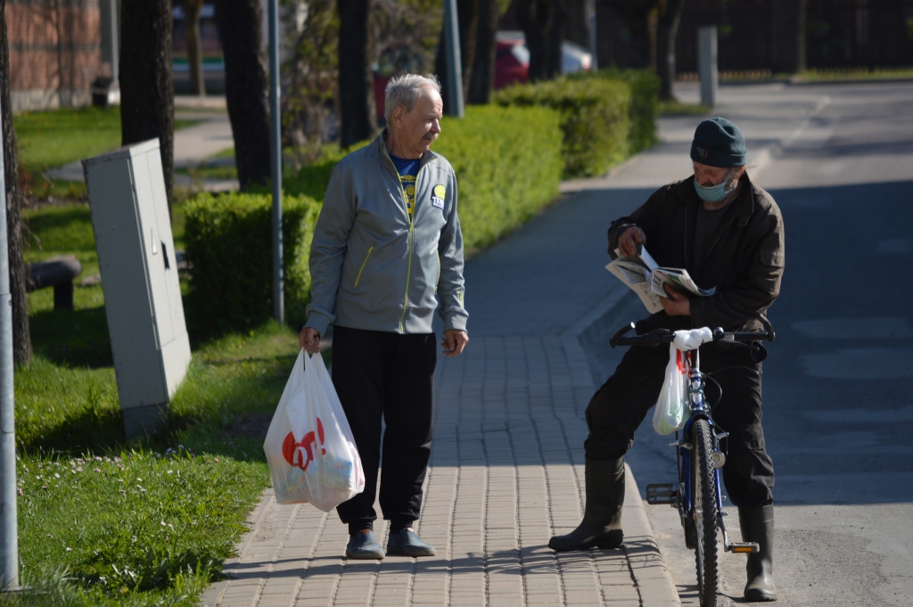 Apes iedzīvotājs Juris Mellītis (no kreisās) savulaik strādājis Smiltenes uzņēmumā “8.CBR”. Tas, ka jaunā novada centrs būs ceļinieku pilsēta Smiltene, viņam patīk.                                                                      
Autors: SANDRA PĒTERSONE