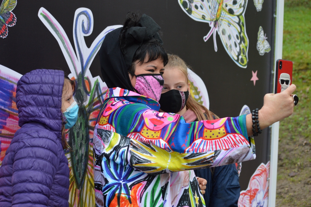 Smiltenē tirdziņa apmeklētājiem bija prieks satikt multimākslinieci, gleznotāju Elitu Patmalnieci un citus Latvijā populārus māksliniekus. 
Autors: SANDRA PĒTERSONE