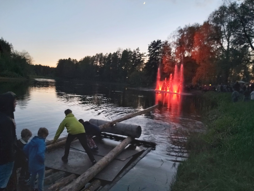Aizvadītās nedēļas nogalē Smiltenē un Strenčos notika “pop-up” tirdziņš “Multimāksla”, pēc kura Strenčos bija iespēja pastaigā gar Gauju vērot par godu plostniekiem sarīkoto mūzikas, krāsu un ūdeņu spēli upē. 
Autors:  INGŪNA JOHANSONE