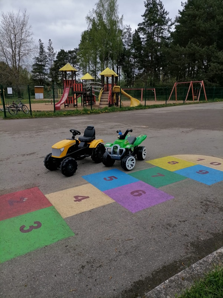 Lai saudzētu jaunās pirmsskolas vecuma bērniem paredzētās plastmasas pedāļmašīnas, tās Beverīnas ielas rotaļlaukuma uzrauga darba dienas beigās noliks slēgtā telpā.  Valkas novada domes atbildīgas amatpersonas cer, ka jaunieši neradīs bojājumus ne šaj;a rotaļlaukuma, ne arī jaunajā Valkas - Valgas centrā.                                                                 
Autors: NO PERSONĪGĀ ARHĪVA