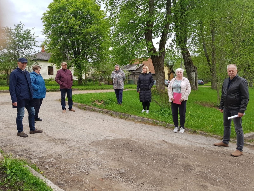 Lai beidzot atrisinātu vairākas gadiem samilzušas problēmas, trešdienas vakarā Domes bulvāra 1 tikko renovētās daudzdzīvokļu mājas vecākā Māra Sičeva (otrā no labās) kopā ar aktīvākajiem iedzīvotājiem uz tikšanos aicināja Valkas novada domes izpilddirektoru Aināru Zāberu (pirmais no labais) un SIA “Valkas Namsaimnieks” valdes locekli Ivo Meļķi (pirmais no kreisās).                                                                                                                  
Autors: INGA KARPOVA