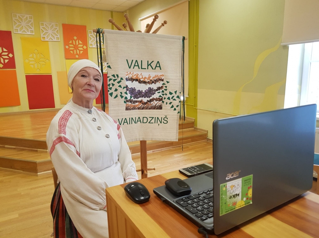 Valkas novada bērnu un jauniešu centra “Mice” 1.–2. klašu un 3.–6. klašu bērnu deju kolektīvu vadītāja Skaidra Smeltere uzskata, ka piedalīšanās videoprojekta#SVINĒTSAULI filmēšanā ir dejotāju un viņas kā vadītājas uzvara pār “Covid-19” pandēmiju.                                                                                                                                  
Autors: INGA KARPOVA