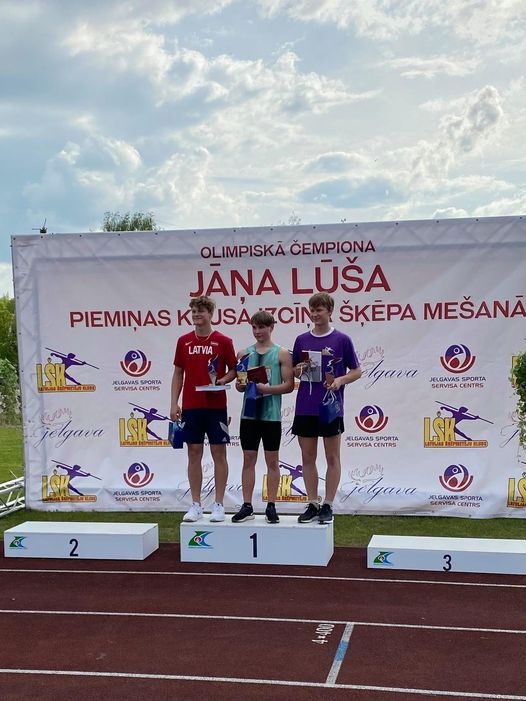 Smiltenietis Kristers Krauklis (vidū) izcīnīja zelta medaļu U-18  grupā.  
Autors: INGARS GRĒNS