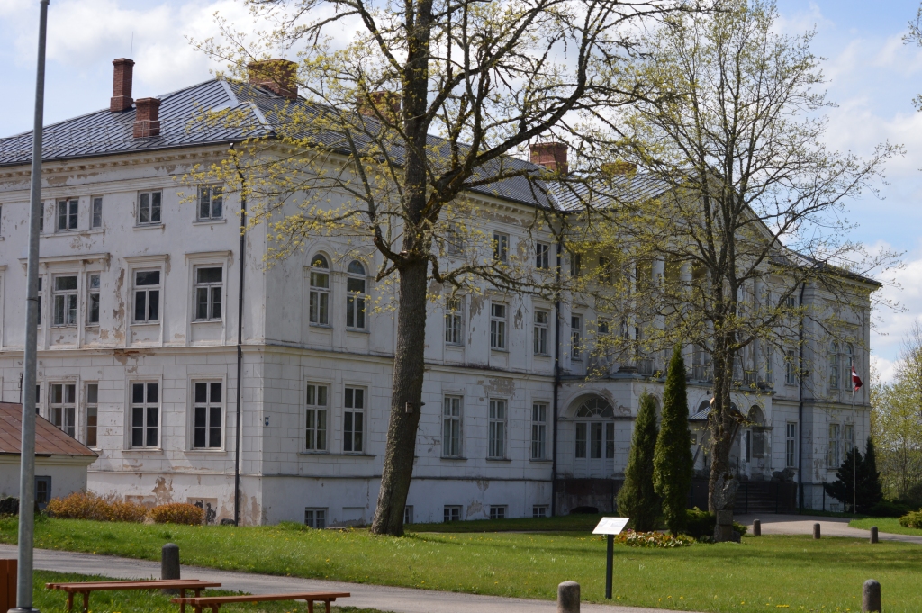 Gaujienas pils eksistenci un turpmāko ekspluatāciju apdraud ēkas otrā pusē brūkošā nogāze.  Lai nogāzi nostiprinātu, Apes novada pašvaldība pretendē uz valsts budžeta aizdevumu. 
Autors: SANDRA PĒTERSONE