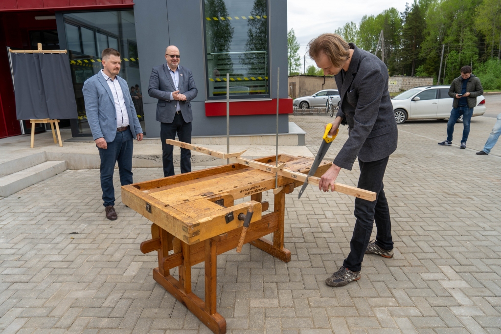 Aizvadītajā ceturdienā Kārķos svinīgajā jaunuzceltās ražošanas ēkas “Zaļkalni” atklāšanā pirmais goda brusu pārzāģēja mēbeļu ražošanas uzņēmuma – SIA “Wega” valdes loceklis, ražošanas ēkas nomnieks Gatis Vēveris. Uzsākot darbību Kārķos, veiksmi uzņēmējam vēlēja Kārķu un Ērģemes pagasta pārvalžu vadītājs Pēteris Pētersons (no kreisās) un Valkas novada domes priekšsēdētājs Vents Armands Krauklis.                                                                                                                                                                                                                                                                        
Autors: ROBERTS JOHANSONS