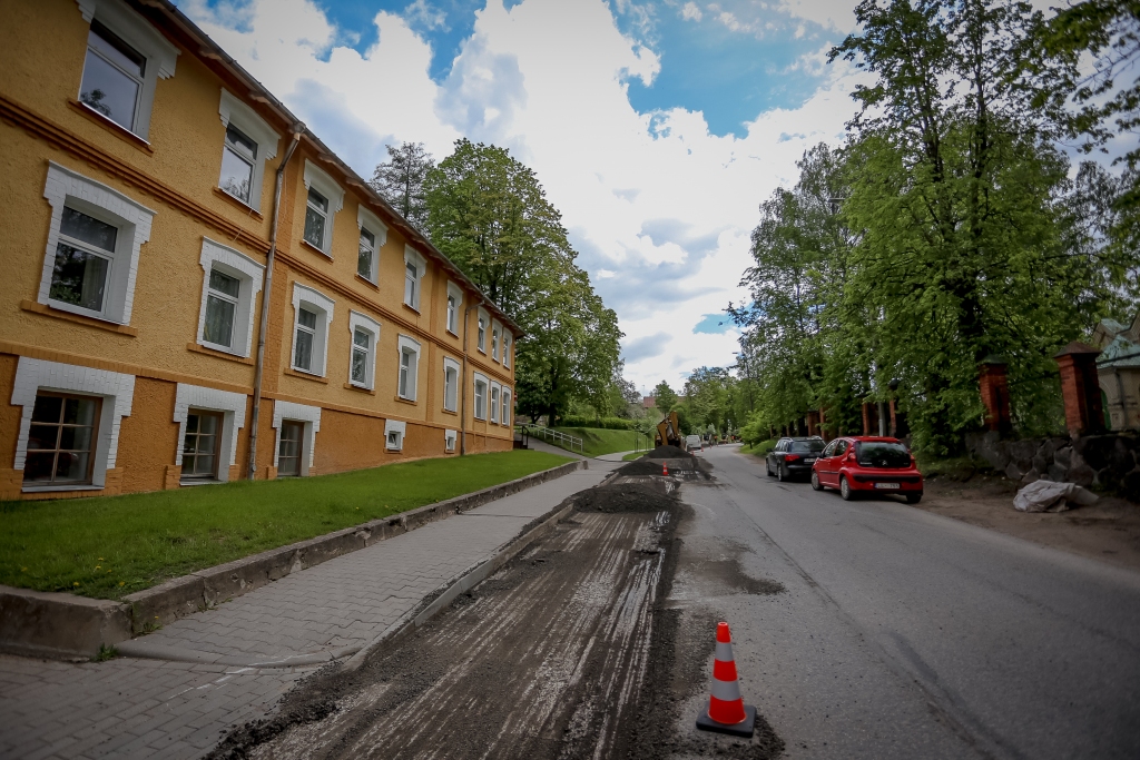 Autovadītāju ievērībai, Smiltenē kopš nedēļas sākuma neatbilstošo asfalta kārtu pārbūves darbu ietvaros ir sašaurināta brauktuve Dārza ielas posmā no Blaumaņa līdz Dakteru ielai.                                                     
Autors: SANTA SINKA
