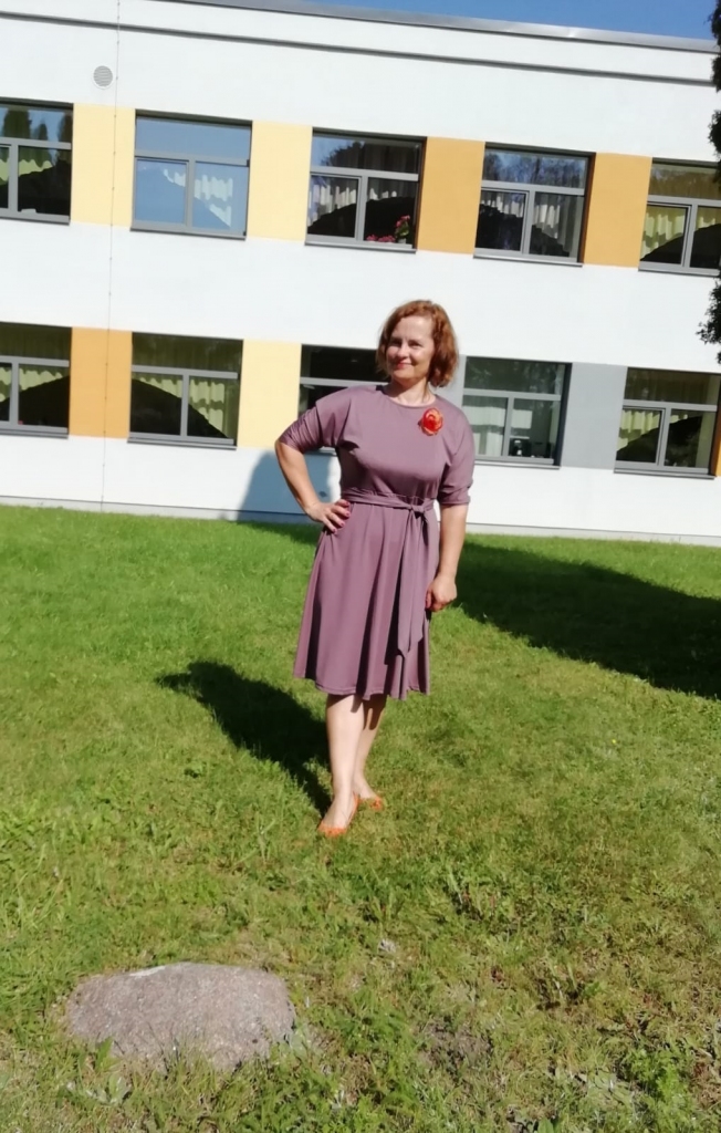 Grundzāles pamatskolas direktores vietniece izglītības jomā Ilva Harkina secina, ka šajā mācību semestrī nav nevienas fotogrāfijas no skolas dzīves. Iemesls tam ir laiks, kurā visi dzīvojam. Fiziski esam attālināti viens no otra, toties iekšēji kļuvuši tuvāki kā jebkad. Sākumskolas skolotāja turpina smaidīt un būt pozitīva, jo šīs emocijas uzņem arī viņas skolēni.                                                                                                                           
Autors: NO PERSONĪGĀ ARHĪVA