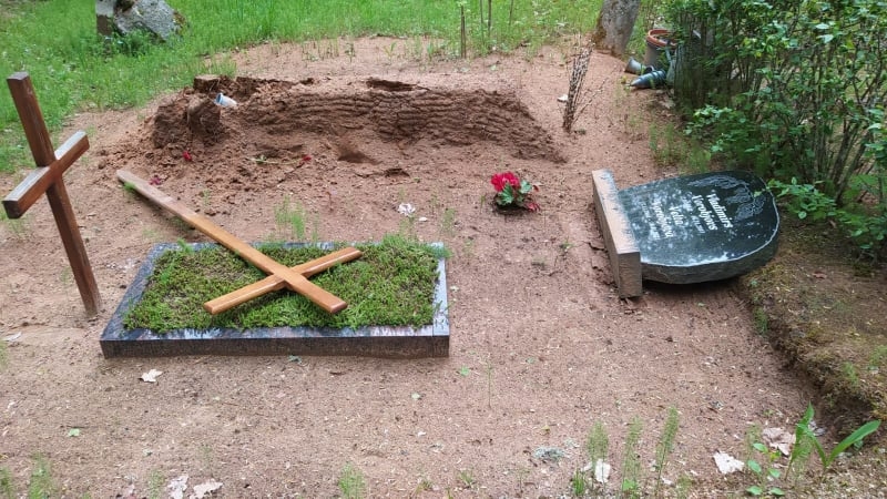 Pirmdien pēcpusdienā Ērģemes kapos cilvēki uzgāja šaušalīgus un prātam neaptveramus skatus – izdemolētas apbedījumu vietas, izrautus krustus, nogāztus kapu pieminekļus, sasistus dekoratīvos lukturus un izmētātas puķes.                                                                                                 
Autors: PĒTERIS PĒTERSONS