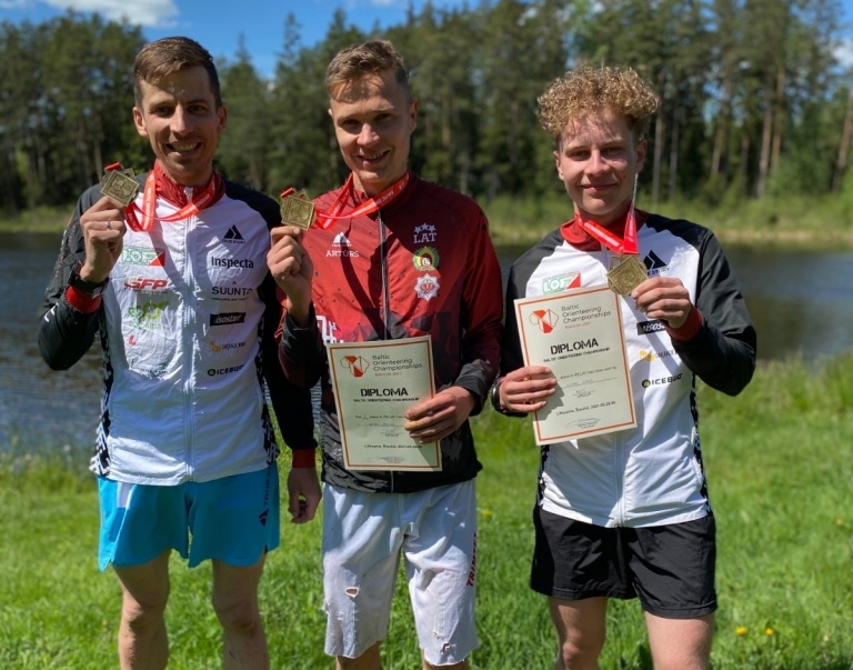 Baltijas čempioni stafetē – elites klases orientieristi Edgars Bertuks (pirmais no kreisās), Artūrs Pauliņš un Ilgvars Caune. A. Pauliņš saka, – šī uzvara ir vēsturiska, jo diez vai vēl kādreiz vienā komandā treneris iekļaus divus Smiltenes novada sportistus. 
Autors: No personīgā arhīva