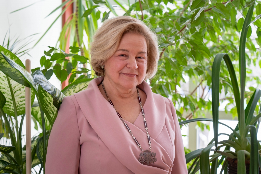 Valkas novada Dzimtsarakstu nodaļas vadītāja Māra Zeltiņa būs viena no Goda kūmam, pasniedzot 2020. gadā dzimušajiem mazuļiem Sudraba laimes karotīti. 
Autors: INGA KARPOVA