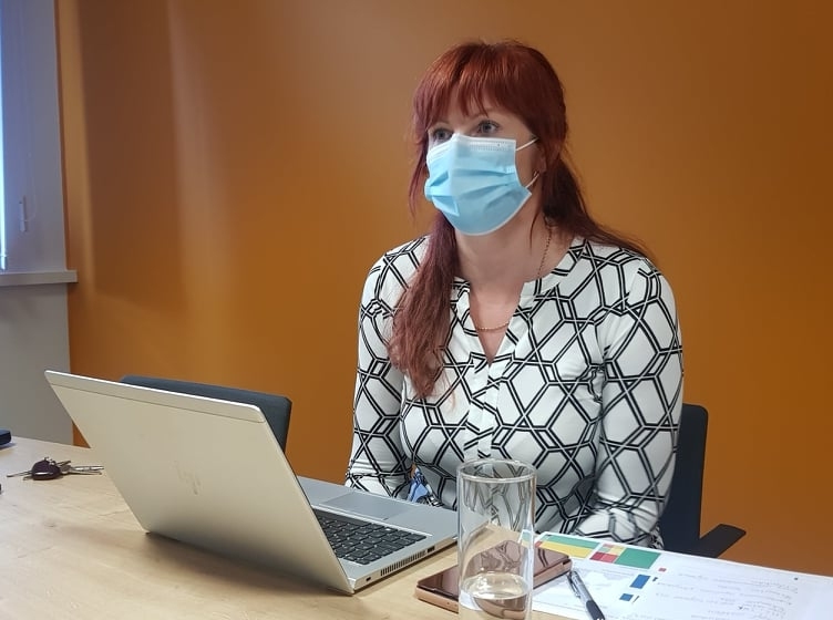 Igaunijas Bezdarbnieku kases Valgas pagasta filiāles vadītāja Merike Metsavas atzīst, ka igauņu darba devēji labprāt nodarbina latviešus, jo viņi ir strādīgi, pēc rakstura mierīgi un akurāti.                                 
Autors: Inga Karpova