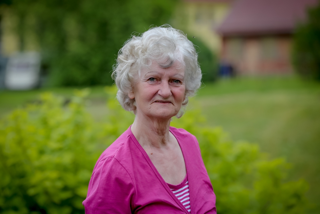 Palsmaniete Līga Līdaciņa ir ne vien pedantiski iekopta puķu dārza īpašniece, bet arī seniore, kas izjūt aicinājumu palīdzēt vecākiem cilvēkiem ikdienišķos darbos. Viņa tic, ka dodot labais vienmēr atgriežas. 
Autors: SANTA SINKA