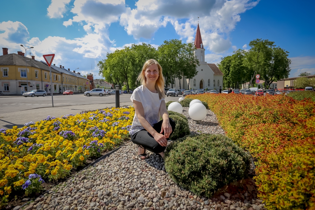 Smiltenes novada domes Saimnieciskās darbības nodaļas teritorijas apsaimniekošanas speciāliste Agija Kukaine stāsta, ka šonedēļ pilsētā sākušies apstādījumu darbi.                                                                                 
Autors: SANTA SINKA