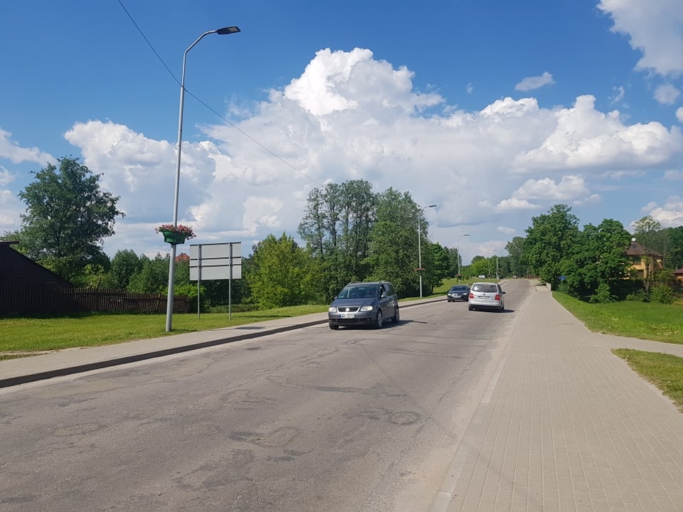 Ne reizi vien valcēnieši un arī laikraksts “Ziemeļlatvija” norādījis, ka Ausekļa ielas posms no Raiņa ielas līdz Strautu ielai brēktin brēc pēc rekonstrukcijas. Beidzot ir sagaidīts valsts finansējums un jau šogad uzsāksies ielas rekonstrukcijas darbi.                                                                                                                                              
Autors: INGA KARPOVA