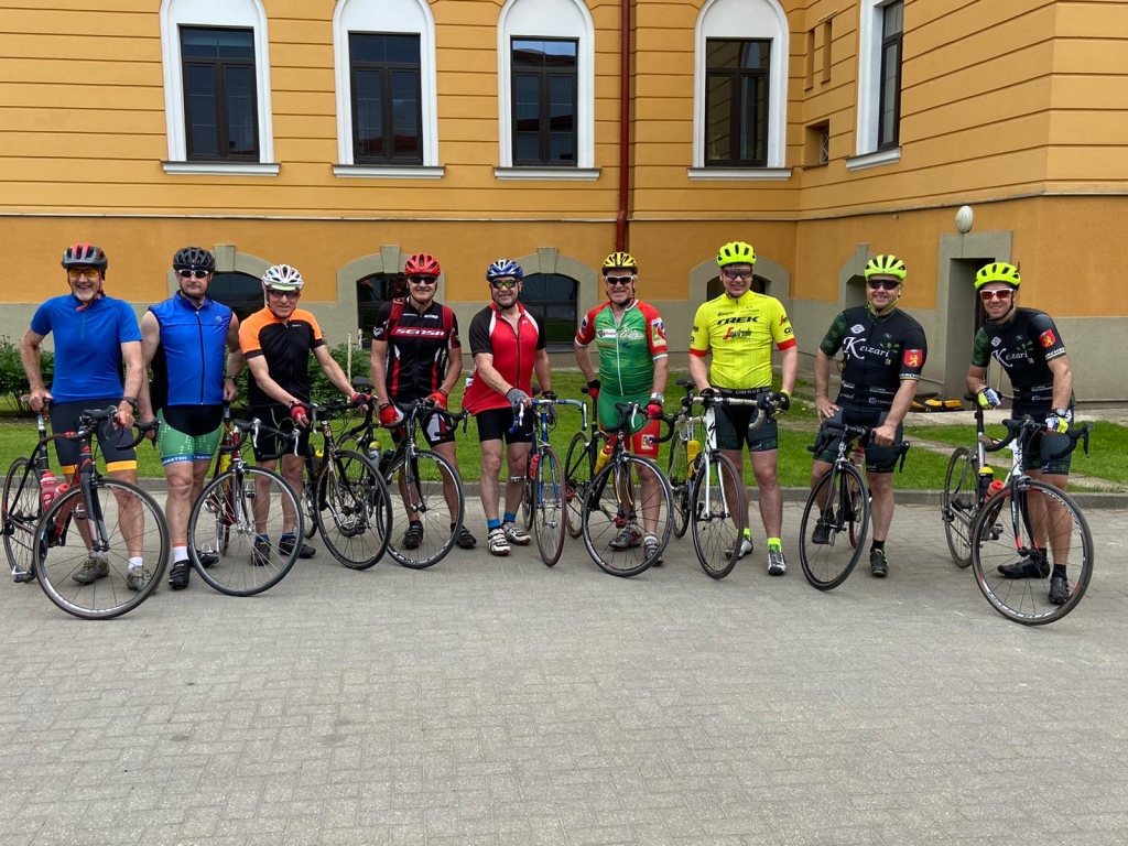 Latvijas veloentuziastu grupa aizvadītajā nedēļā piedalījās ikgadējā “Tartu ratarallijā”, kas šogad tika rīkots attālināti. Attēlā: Andris Dainis (no kreisās), Ainārs Mazurs, Elmārs Eleksis, Leons Seškens, Aivars Krastiņš, Agris Knope, Sergejs Kuncevičs, Uldis Platnieks, Agris Podiņš.                                                                        
Autors: No personīgā arhīva