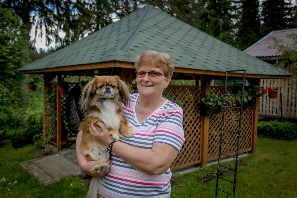 Smilteniete Ligita Upīte daudziem joprojām saistās ar bērnību. Ilgus gadus Ligita strādāja par audzinātāju bērnudārzā “Vālodzīte”, vēlāk “Pīlādzītī”. Jau vairākus gadus viņa izbauda pelnītu atpūtu, veltot laiku savējiem un dārzam.                                                                                                                                                                                   
Autors: SANTA SINKA