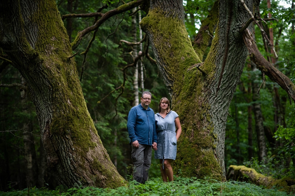 Ineses Gmizo-Lārmanes un Viestura Lārmaņa pamatdarbs vairāk nekā 20 gadu bijusi dabas aizsardzība, bet 2016. gadā viņi pārcēlās uz laukiem Valkas pagastā, kur saimnieko dabas saimniecībā “Bekas”, dabiskajās pļavās. “Ja cilvēks iznīcina biodaudzveidību dabā, tad viņš iznīcina nākotnes iespējas veidot sev labāku dzīvi,” dabisko dzīvotņu saglabāšanas milzīgo nozīmi uzsver V.Lārmanis.
Autors: projekts “GrassLife”