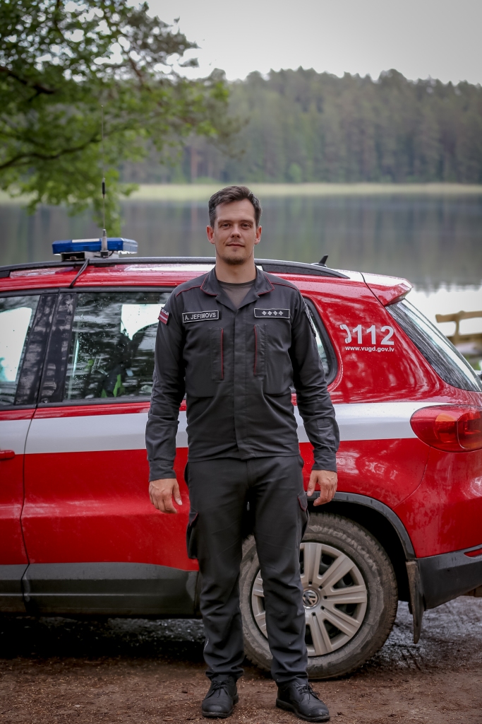 Valsts ugunsdzēsības un glābšanas dienesta Vidzemes reģiona brigādes operatīvais dežurants Aleksandrs Jefimovs ir apmācīts bezpilota gaisa kuģa jeb drona ar optisko kameru un termokameru vadīšanā. 
Autors:  SANTA SINKA