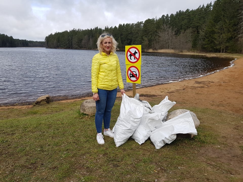 Valcēniete Alita Plūksna aicina atbalstīt jau otro Zāģezera atpūtas zonas sakopšanas talku. 
Autors: INGA KARPOVA