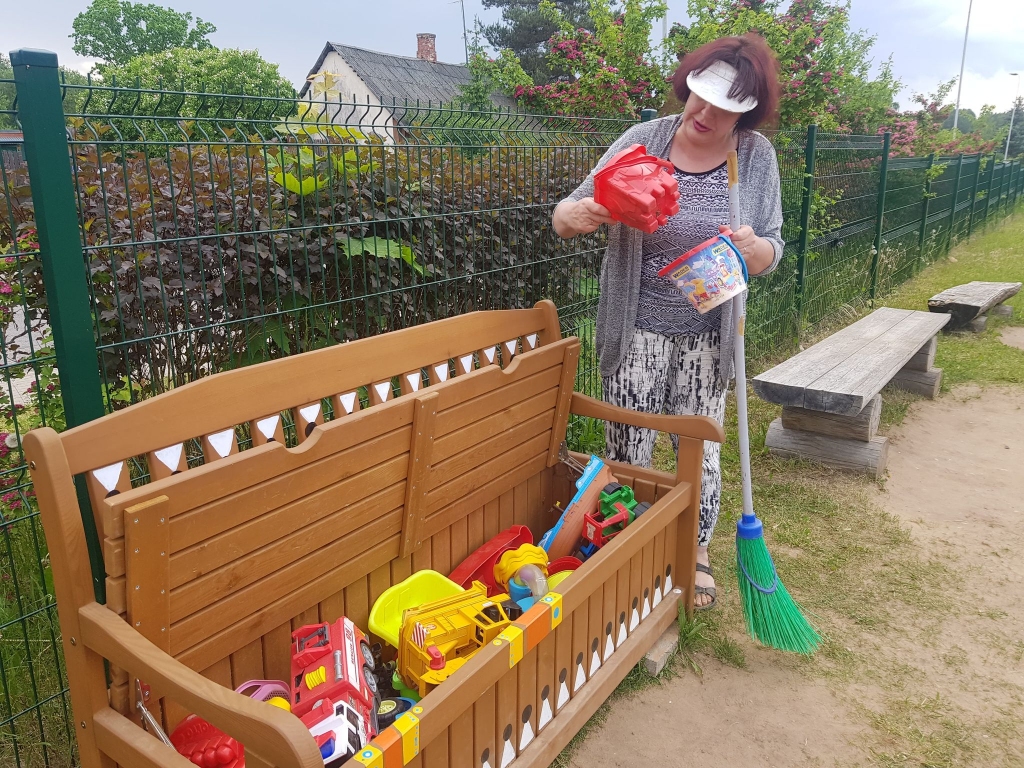 Valkas pilsētas bērnu rotaļlaukuma dežurante Inga Reiniece atzīst, ka pārsvarā visi negadījumi notiek pēc pulksten astoņiem vakarā, kad viņas dežūras laiks ir beidzies.                                                                                
Autors: INGA KARPOVA