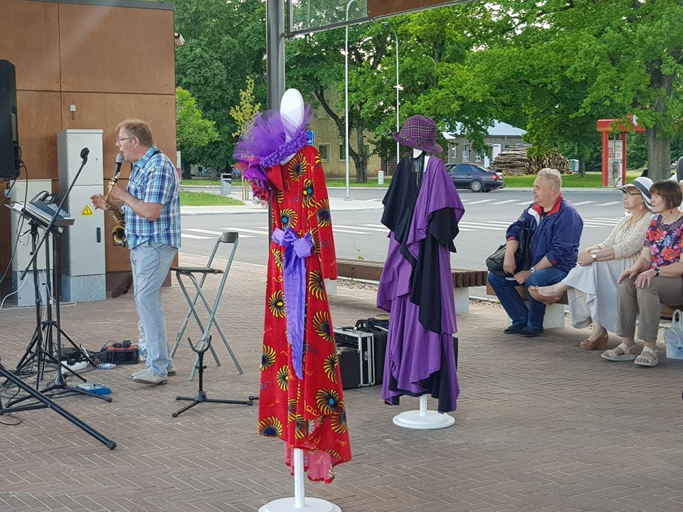 Valkas pilsētas 437. jubilejas svinībās pilsētas kultūras nama direktors Aivars Ikšelis kopā ar kolēģēm Ināru Pristi un Līgu Pandaloni ne tikai gādāja par pasākuma norisi, bet arī klausījās saksofonista Arņa Grapa muzicēšanu.                                                                                                                                                  
Autors: FOTO: INGA KARPOVA