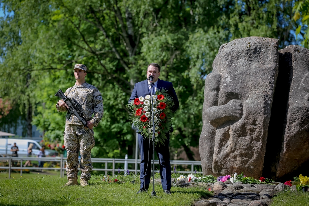Pirmdien apritēja astoņdesmit gadu, kopš Padomju Savienība pēc Latvijas okupācijas organizēja pirmās masu deportācijas – 1941. gadā tika izsūtīti vairāk nekā 15 tūkstoši Latvijas pilsoņu. Piemiņas pasākumā Smiltenē pie “Sašķeltās ģimenes” klātesošos uzrunāja Smiltenes novada domes priekšsēdētājs Edgars Avotiņš. 
Autors: SANTA SINKA