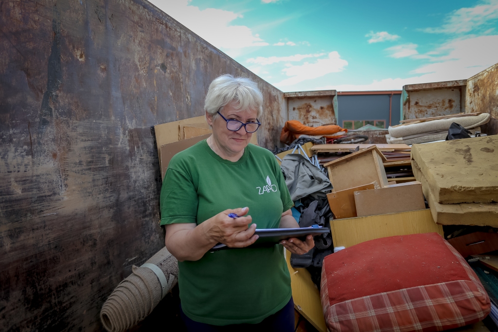 Smiltenes eko laukuma pārzine Daina Gorzova laikrakstam stāsta: “Atsaucība bija ļoti liela, tādu tiešām negaidījām. Jau pirmajā dienā dažās stundās divi lielie konteineri ar lielgabarīta atkritumiem tika aizvesti uz uzņēmuma poligonu Daibē.”                                                                                                                                                       
Autors: SANTA SINKA