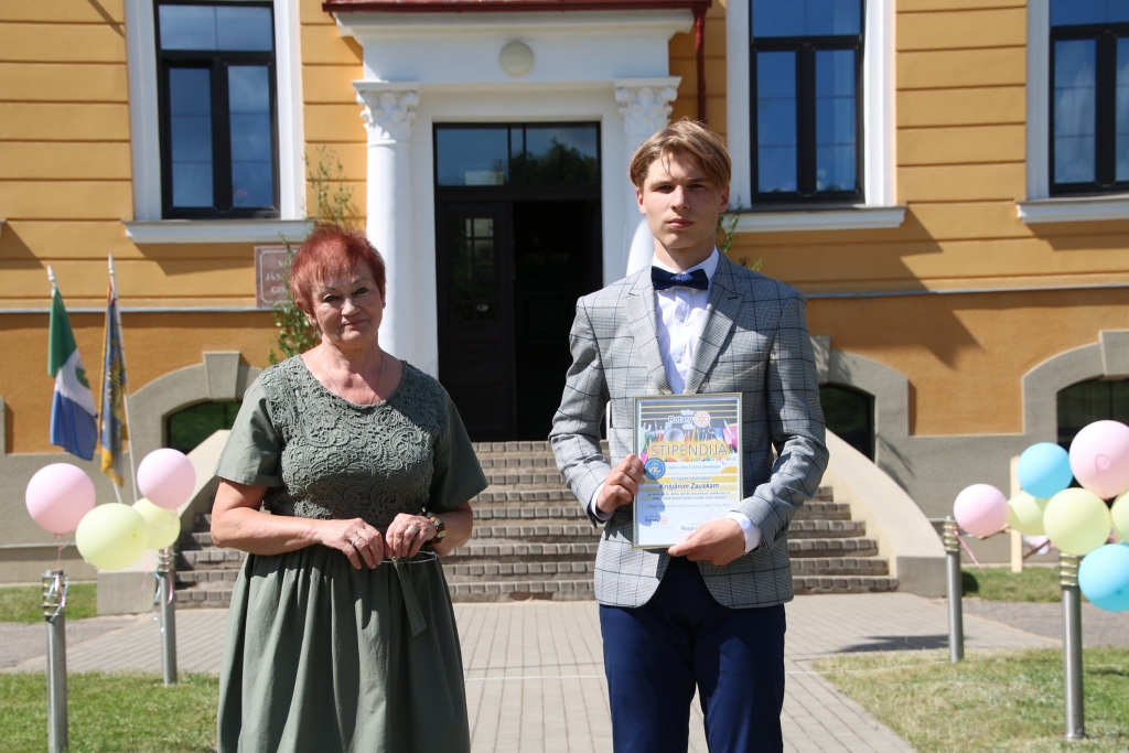 Krišjānim Zauskam Valkas Rotary kluba stipendiju pasniedza kluba pārstāve Nadežda Možarova. No visām saņemtajām pretendentu rakstītajām motivācijas vēstulēm Rotary klubu visvairāk uzrunāja Krišjāņa pieteikums.