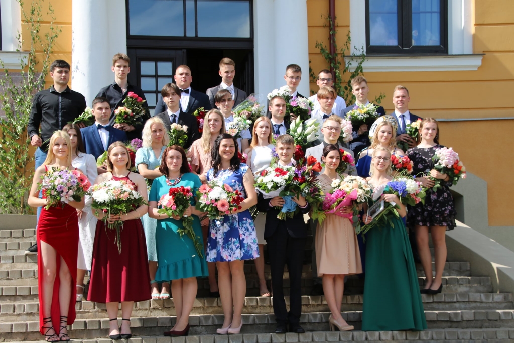 Piepildīt savus mērķus, sasniegt nospraustās virsotnes un nepadoties dzīves grūtību priekšā, – to Valkas Jāņa Cimzes ģimnāzijas 12. klases absolventiem novēl viņu audzinātājas Guntra Gaidlazda un Inese Kāposte. 