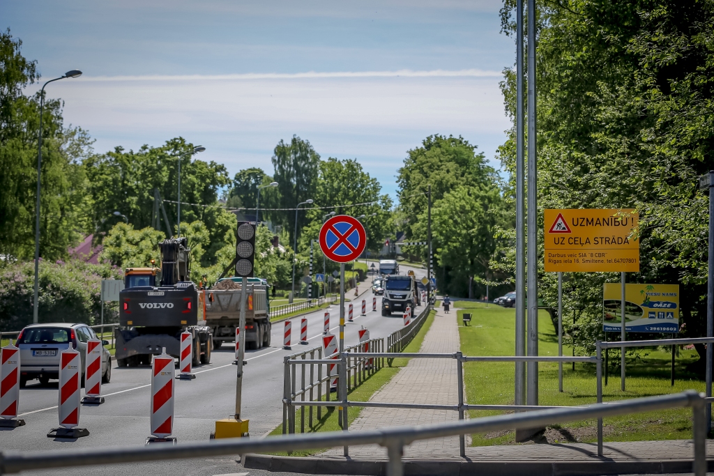 Šonedēļ Smiltenē uzsākti būvdarbi Atmodas ielā, kur tiks veikta ielas seguma atjaunošana 1,094 kilometra garumā. Intensīvi būvdarbi turpinās būvprojektā Dakteru ielā. Šis ir ceļu būvniecības sezonas karstākais laiks, tāpēc ar satiksmes ierobežojumiem autovadītājiem jārēķinas arī uz reģionālajiem ceļiem.                                                                                                                                                    
Autors: SANTA SINKA