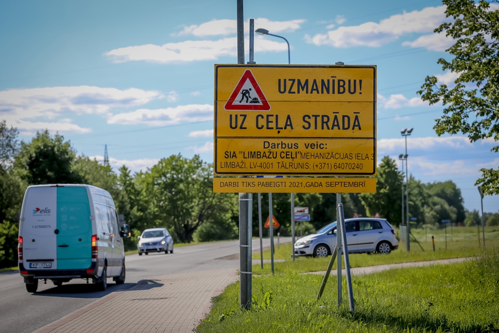 Viens no garākajiem posmiemi, kur šogad atjaunos segumu, ir autoceļš Valmiera–Smiltene. Kopumā 17 kilometru garumā.                                                                                                                                                                                                                                            
Autors: SANTA SINKA